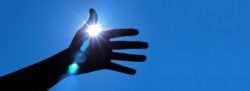 Psycho-Seminare Sonne Hand Strahlen Licht Gegenlicht Reflexe