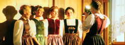 Optimismustraining für den Alltag: diese Frauengruppe lacht beim Fotoshooting für Trachtenmode.