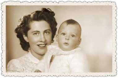 Elmar Teutsch als Baby mit Mutter auf einem alten Foto mit Büttenrand 2535b.jpg
