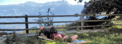 Mann Wiese liegen Meditation Hinter der Stille die Weite des Inneren