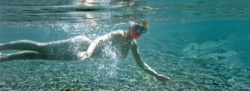 Abtauchtechnik: Eine Frau schnorchelt im Meer