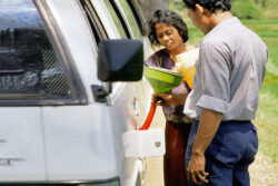 Bali Taxi Auto tanken Trichter Kanister / Foto: TELOS - dia3512