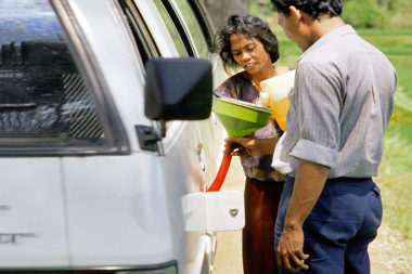 Bali Taxi Auto tanken Trichter Kanister / Foto: TELOS - dia3512