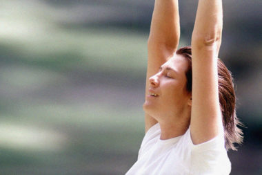 Meditation Outdoor Frau Augen geschlossen Arme hoch / Foto: TELOS - 05721r