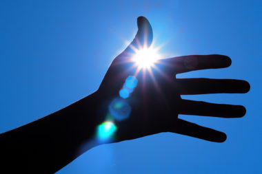 Sonne Hand Strahlen Licht Gegenlicht Reflexe / Foto TELOS - B01873b