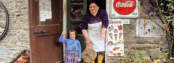 Frau und Kind winken aus einem alten Lebensmittelgeschäft: Tante Emma und CRM