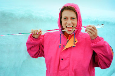 Winter Eis Schnee Frau Eiszapfen lutschen lachen Blick / Foto: TELOS - 83050024bbn