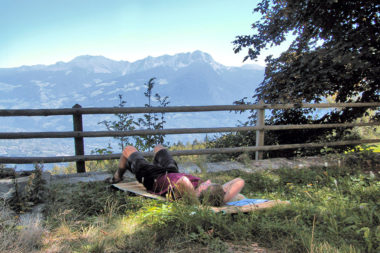 Mann Wiese liegen träumen Meditation Siesta Berge Zaun Meran Eggerhof / Foto: TELOS -2641c