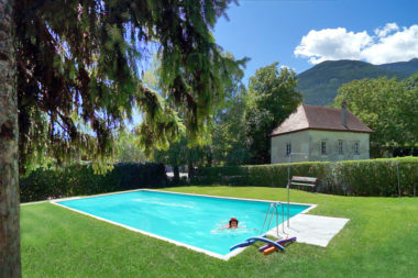 Sommerseminar Neustift Schwimmbad Frau lachen Blick / Foto: TELOS - E5824f