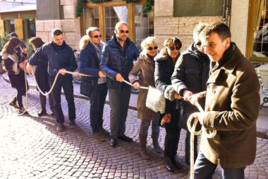 Blind Snake Out Gruppe mit Blindenbrillen geht am Seil Führungspsychologie / Foto: TELOS - IMG_9827