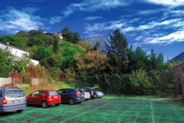 TELOS Außengelände Sportplatz Parkplatz / Foto: TELOS - D5940ehWEG