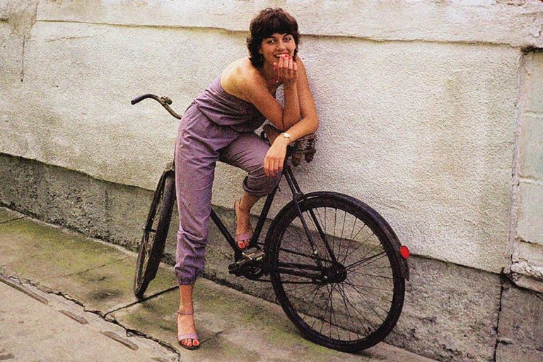Frau jung lachen Fahrrad alt Erotik / Foto TELOS