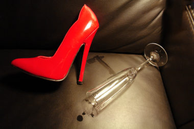 High Heels rot Sektglas leer Lust Erotik Sexualität / Foto: TELOS - C08928bs