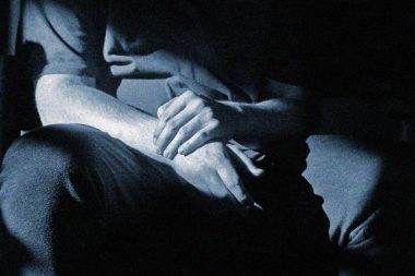Körpersprache Gesten Hand Hände Arme Schoß Mann Nacht / Foto: TELOS - 01527cbr