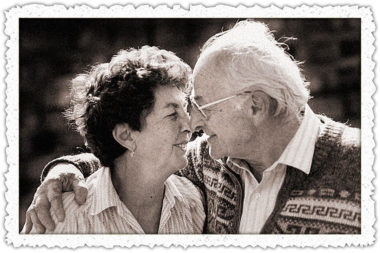 Liebe Paar altes Foto mit Büttenrand / Foto: TELOS - 39640034 11377swsrbbw