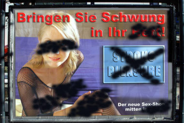 Sexualität Erotik Sexshop Plakat Erotik Frau sexy Netzbody Blick angesprüht Tabu / Foto: TELOS - 02595-03828b