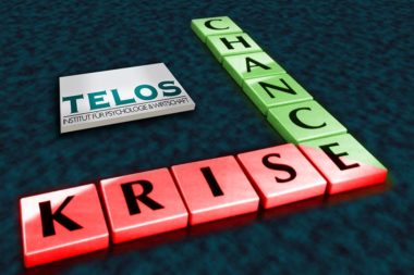 Krise als Chance Scrabble Buchstabensteine rot grün 