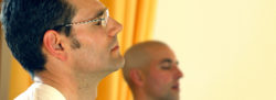 Der große Lehrer Meditation Augen zu Männer
