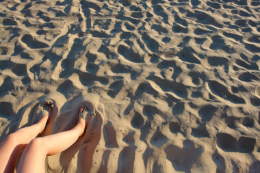 Sommer Strand Sand Abend Frau nackt sexy Füße Nagellack / Foto: TELOS - B7289d