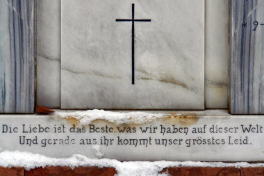 Tod Friedhof Schnee Grab Spruch Liebe Freude Leid / Foto: TELOS - C1146b