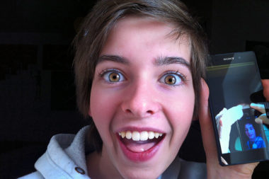 Das künstliche Gedächtnis Junge Handy lachen