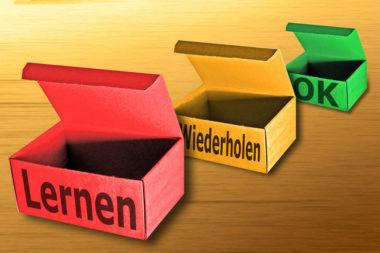 Karteikasten Schachteln Kartone offen bunt lernen wiederholen OK / Grafik: TELOS - 2783b