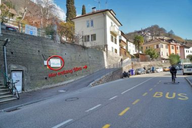 TELOS Brennerstraße Einfahrt Aufgang Wegmarkierung Ansicht vom Zentrum / Foto: TELOS - F0181b