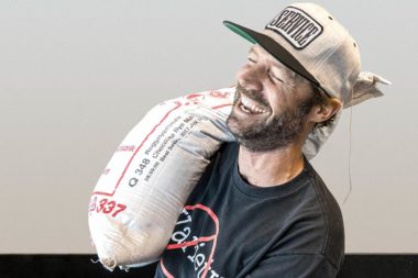 Arbeit Mann lachen Sack tragen Arbeit Mann lachen Sack tragen Service / Bearbeitung: TELOS - 2826