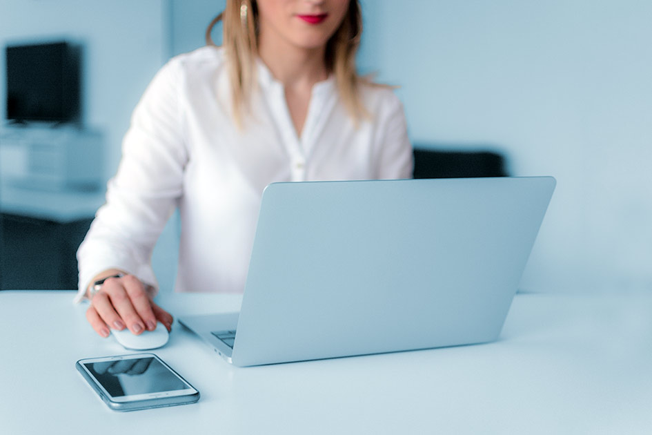 Büro Frau Computer Laptop Handy iPhone Mensch zählt Geräte blau / Bildbearbeitung: TELOS - 2834b