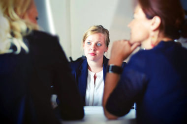 Büro Mitarbeiter Frauen Gespräch unsicher Mitarbeiter finden/ Repro: TELOS - 70292a