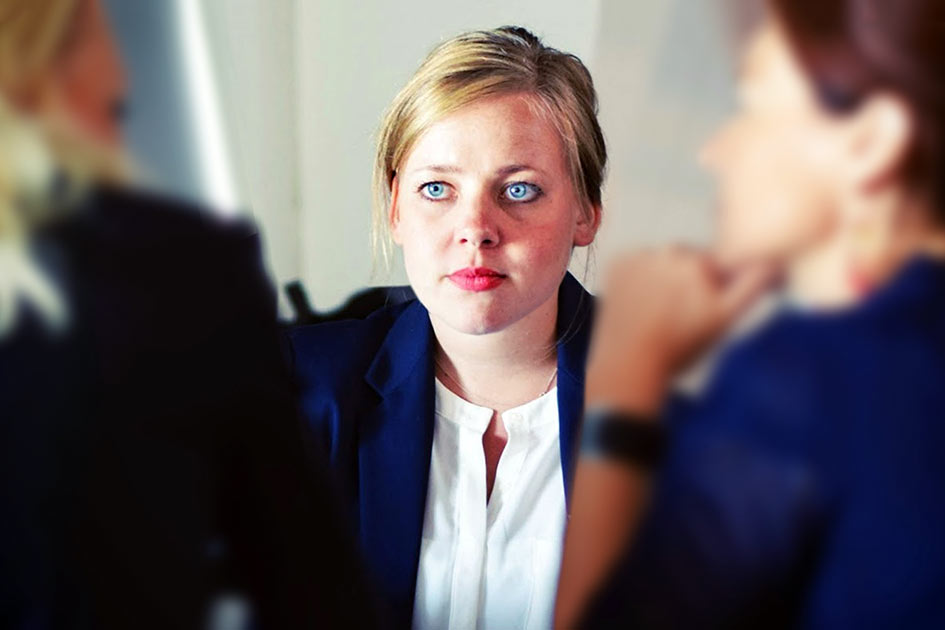 Büro Mitarbeiter Frauen Gespräch Mitarbeiter finden / Bearbeitung: TELOS - 70292bn