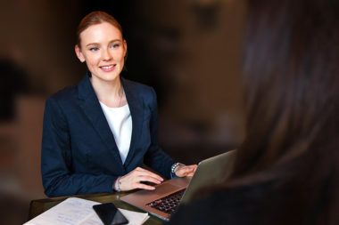 Frau elegant sprechen Tisch Computer / Bearbeitung: TELOS - 2827