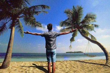 Mann Arme ausgebreitet Malediven Strand Meer Palmen / Foto: TELOS - dia3062mb