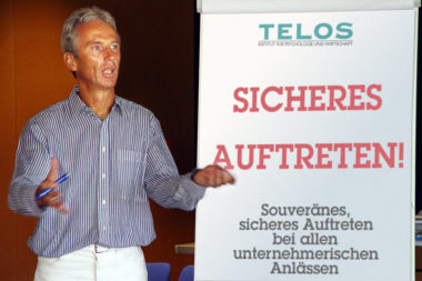 Flip Körpersprache Kopfhaltung sicheres Auftreten Unternehmer / Foto: TELOS - 03037cn