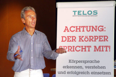 Flip Körpersprache der Körper spricht mit Sicherheit Auftreten / Foto: TELOS - 03037kn