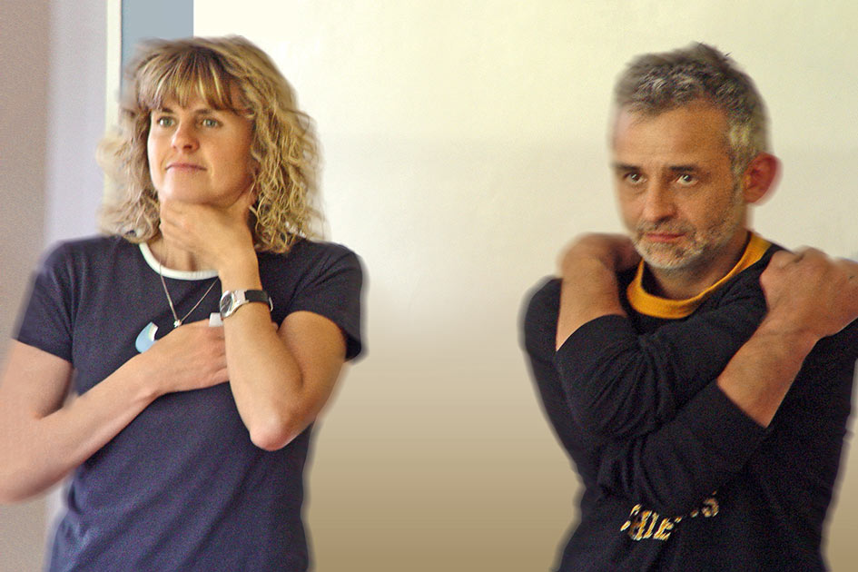 Körpersprache Körperhaltungen verklemmt Angst Mann Frau verwischt Raster / Foto: TELOS - 14740drv