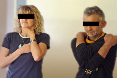 Körpersprache Körperhaltungen verklemmt Angst Mann Frau verzerrt verwischt Raster Balken / Foto: TELOS - 14740drvvb