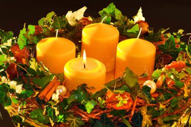 Adventskranz Efeu Gewürze 1 Kerze gelb brennt / Foto: TELOS - C08444b
