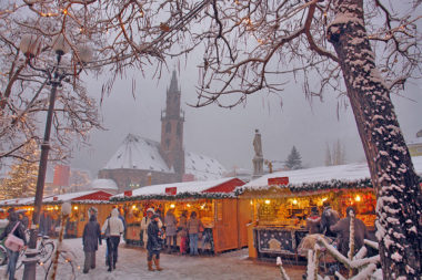 Weihnachten Schnee Bozen Weihnachtsmarkt Waltherplatz Dom / Foto: TELOS - C0948e