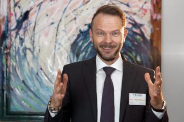 Referenten Dott. Aldo Menini Anzug Institut Bild Blick Lächeln Hände / Foto: TELOS - F1801-07