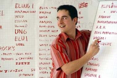 Ein Kursteilnehmer schreibt an der Flipchart zum Thema Selbstsicherheit