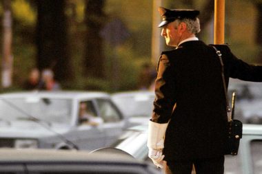 Polizist streng Verkehr Kreuzung / Foto: TELOS dia4734c