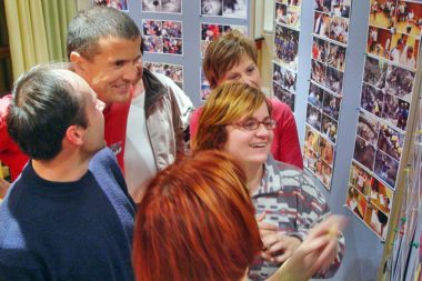 Jahresgruppe Veränderung Abschluss Fotogalerie schauen lachen / Foto: TELOS - 11575bg