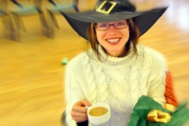 Frau lachen Maske Hexe Faschingskrapfen / Foto: TELOS - 11637cvnb