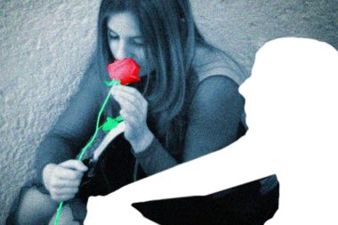 Frau riecht an Rose Mann abwesend dunkel Korn sehr nahe / Foto: TELOS - 1282mdknn