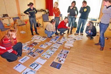 Gruppenarbeit Werbung Beispiele am Boden / Foto: TELOS - B8387c