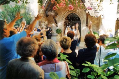 Hochzeit Liebe Ehe Trauung Paar Kirche Ausgang Reis werfen / Foto: TELOS - 3010