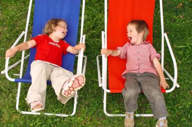 Kinder Liegestuhl lachen / Foto: TELOS - 08926b