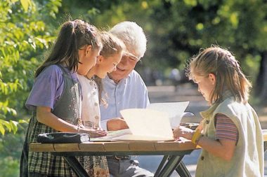 Kinder Opa Hausaufgabe Garten Schule / Foto: TELOS - 7199G