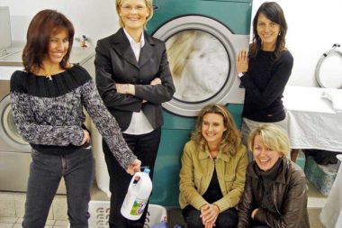 Kreativitätstraining Wäscherei Frauen lachen / Foto: TELOS - 05943b